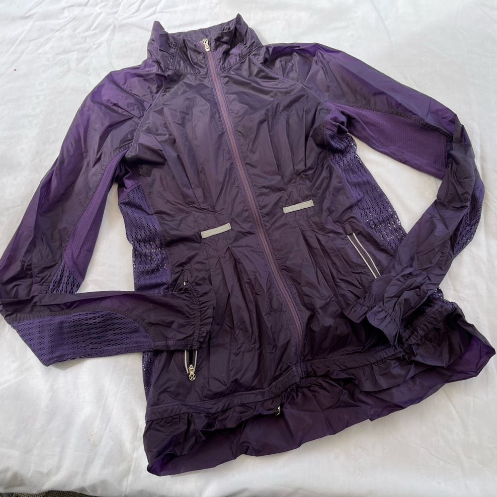 Lululemon size 6 purple zip up jacket in excellent condition